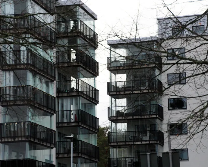 Några höga byggnader som står bredvid varandra.