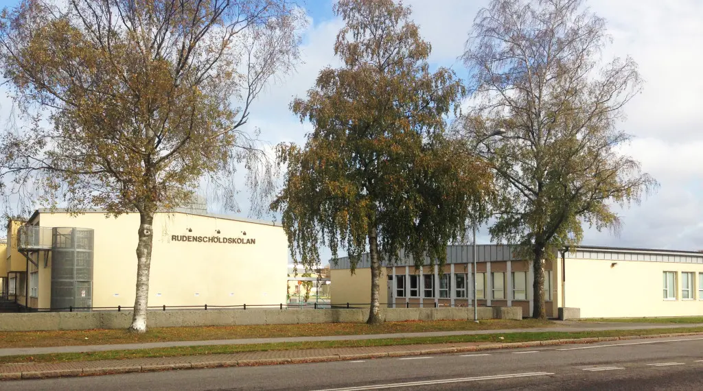 Rudenschöldskolans blekgula gavel i kontrast till det gröna gräset