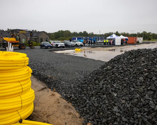 En stor grushög bredvid en gul slang.