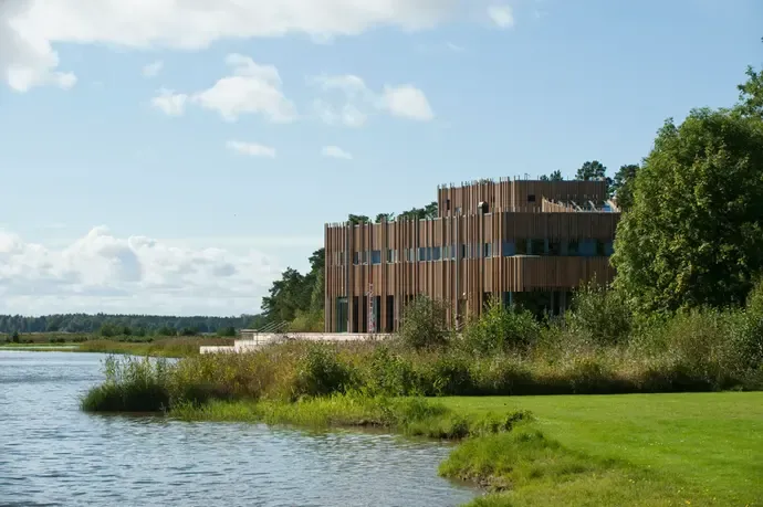 Vackra Victoriahuset som smälter in i bakgrunden med sin naturnära stående träpanel