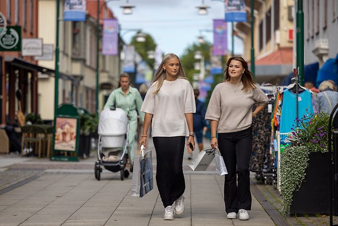 Ungdomar på gågatan