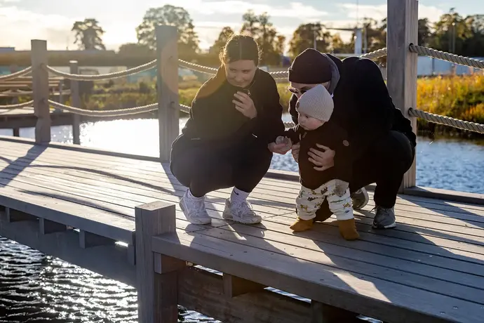Familj på brygga vid Framnäs strandpark