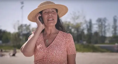 Kvinna som står på strand.